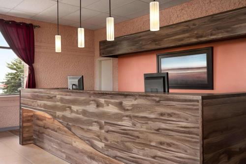 TV a/nebo společenská místnost v ubytování Travelodge by Wyndham Swift Current