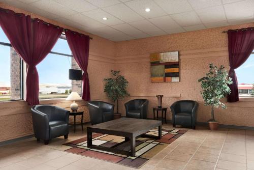 Posezení v ubytování Travelodge by Wyndham Swift Current