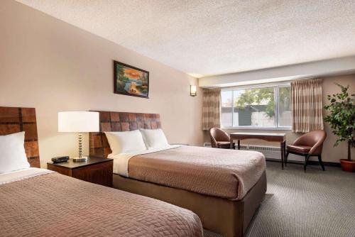 Postel nebo postele na pokoji v ubytování Travelodge by Wyndham Swift Current