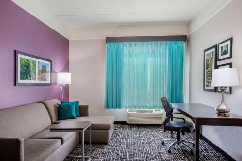 Гостиная зона в La Quinta by Wyndham Mission at West McAllen