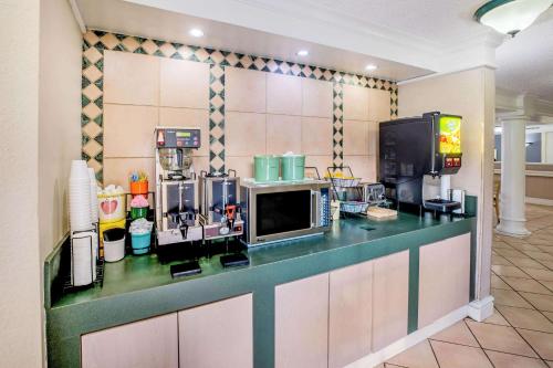 a kitchen with a counter top with a microwave at La Quinta Inn by Wyndham Lufkin in Lufkin