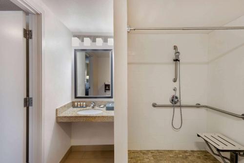 Kamar mandi di La Quinta by Wyndham Oakland - Hayward