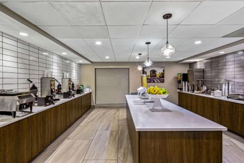 una cocina con una barra con un bol de fruta. en La Quinta by Wyndham San Francisco Airport North - Free Airport Shuttle, en South San Francisco