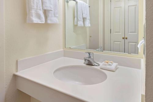 bagno bianco con lavandino e specchio di La Quinta by Wyndham Salt Lake City - Layton a Layton