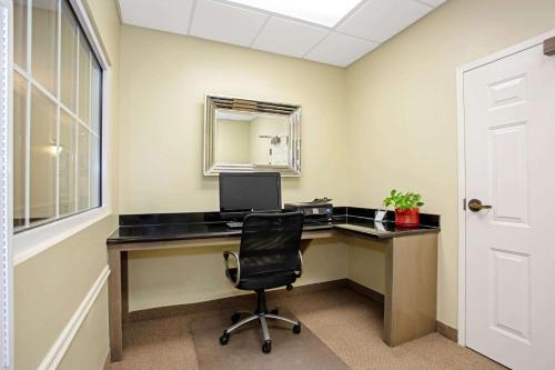 an office with a desk with a computer and a chair at La Quinta by Wyndham PCB Coastal Palms in Panama City Beach