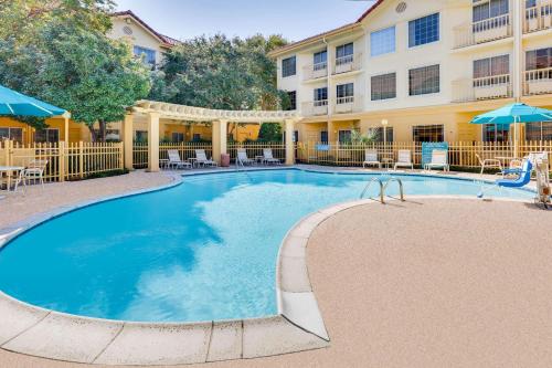 Kolam renang di atau dekat dengan La Quinta by Wyndham Dallas - Addison Galleria