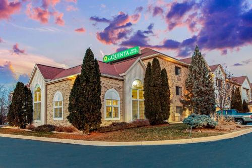 a building with a street sign in front of it at La Quinta by Wyndham Milwaukee Delafield in Delafield