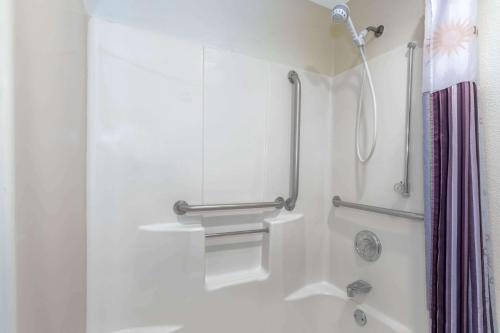 uma casa de banho com chuveiro e cortina de chuveiro em La Quinta by Wyndham Orlando South em Orlando