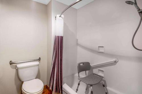 uma casa de banho com um WC e um chuveiro em La Quinta by Wyndham Meridian em Meridian