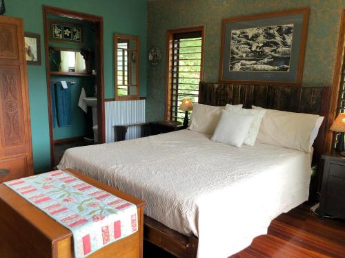 Un pat sau paturi într-o cameră la Mossman Gorge Bed and Breakfast