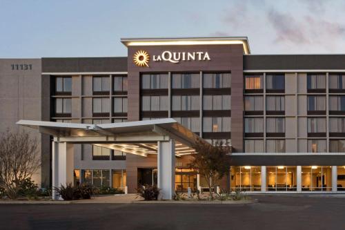 a hotel with a sign on the front of it at La Quinta by Wyndham Rancho Cordova Sacramento in Rancho Cordova