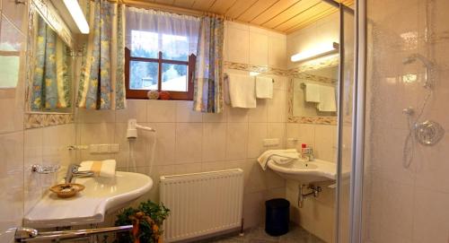 A bathroom at Wandlehenhof