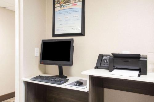 a desk with a computer and a printer at La Quinta Inn by Wyndham St. Louis Hazelwood - Airport North in Hazelwood