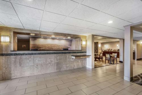 a lobby with a bar and a dining area at La Quinta Inn by Wyndham Binghamton - Johnson City in Johnson City