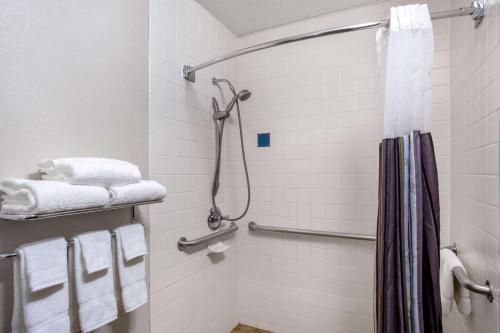 Koupelna v ubytování La Quinta Inn by Wyndham Binghamton - Johnson City