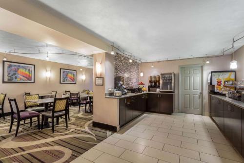 a lobby with a restaurant with a table and chairs at La Quinta Inn by Wyndham Binghamton - Johnson City in Johnson City