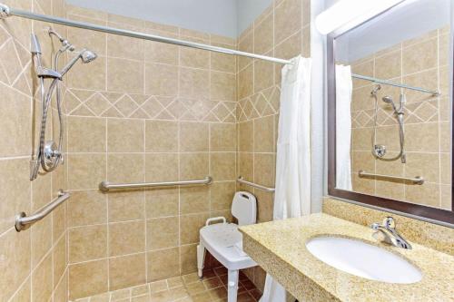 La Quinta by Wyndham Mobile - Tillman's Corner tesisinde bir banyo