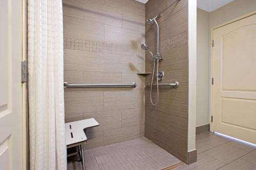 un bagno con cabina doccia e lavandino di La Quinta by Wyndham Palestine a Palestine