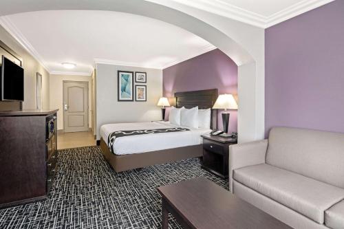 מיטה או מיטות בחדר ב-La Quinta by Wyndham Temecula