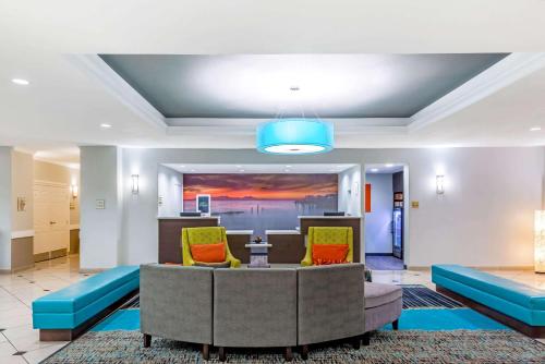 Гостиная зона в La Quinta by Wyndham Orange