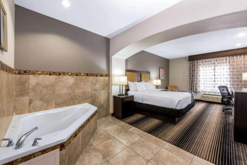 Кровать или кровати в номере La Quinta by Wyndham Orange