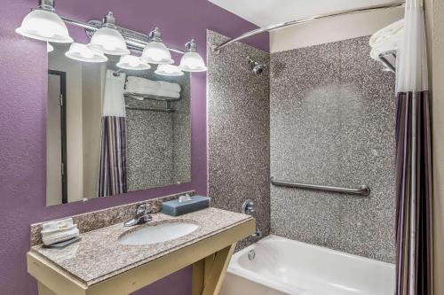 La salle de bains est pourvue d'un lavabo, d'un miroir et d'une baignoire. dans l'établissement La Quinta by Wyndham Canton MS, à Canton