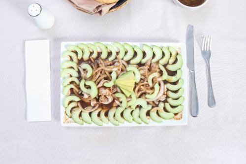 un plato blanco de comida en una mesa en Hotel Two Select, en Culiacán