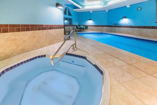 a large pool with a hot tub in a hotel room at La Quinta by Wyndham Bozeman in Bozeman