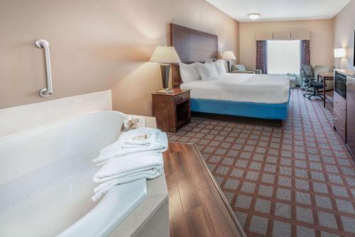 מיטה או מיטות בחדר ב-La Quinta by Wyndham Bozeman