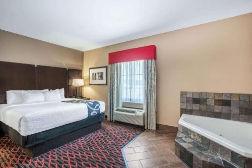 מיטה או מיטות בחדר ב-La Quinta by Wyndham Conway