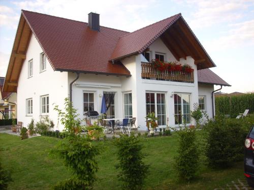 a white house with a brown roof at Ferienwohnung Maria Waldblick in Burtenbach