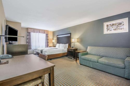 A bed or beds in a room at La Quinta Inn & Suites Casino and Bar by Wyndham Glendive