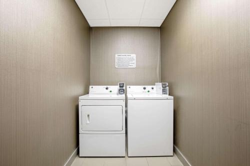 een wasruimte met een wasmachine en droger bij La Quinta by Wyndham Fayetteville in Fayetteville