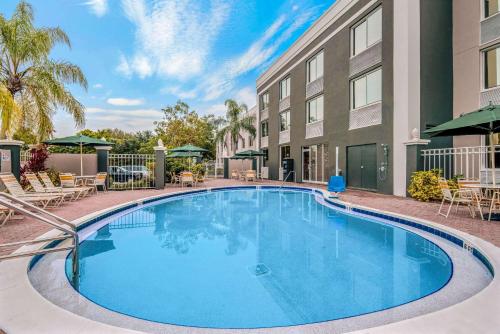 a large blue swimming pool in front of a building at La Quinta by Wyndham Naples Downtown in Naples