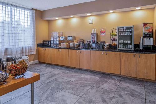 a coffee shop with a counter and aasteryasteryasteryasteryasteryasteryasteryastery at La Quinta by Wyndham Naples Downtown in Naples