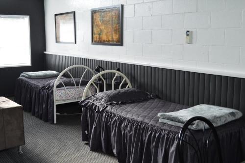 Llit o llits en una habitació de Poplar Creek B&B