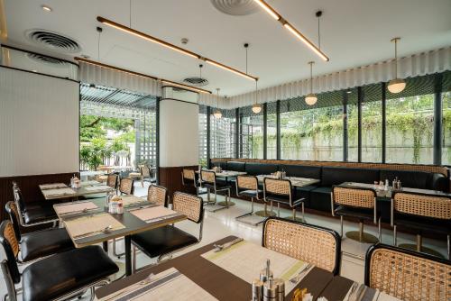 Hotel Amber Sukhumvit 85 tesisinde bir restoran veya yemek mekanı