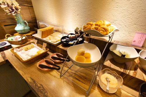 a counter with two bowls of bread and other foods at Huis Ten Bosch in Renai