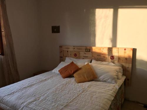 een bed met twee kussens in een slaapkamer bij Green Garden in Viareggio
