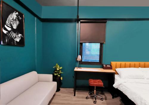 een slaapkamer met een bed en een bureau met een bureau bij Airport Mini Hostel at Don Muang Airport in Ban Don Muang