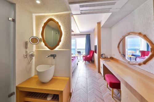 Kylpyhuone majoituspaikassa Atalante Hotel
