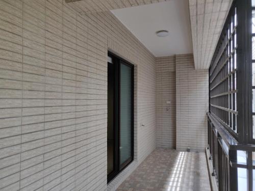 a hallway of a building with a window at 星之芳庭 潮州民宿 親子寵物友善 in Chaozhou