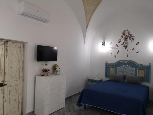 a bedroom with a bed and a tv on the wall at Casa Vacanza Taviano in Taviano