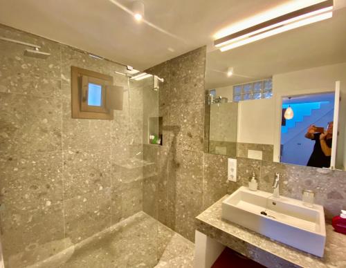ベヘール・デ・ラ・フロンテーラにあるCasa Horizonte Africaのバスルーム(シンク、シャワー、鏡付)