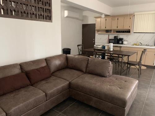 אזור ישיבה ב-BEAUTIFUL 3 BEDROOM PRIVATE UNIT, FREE PARKING, FREE WIFI