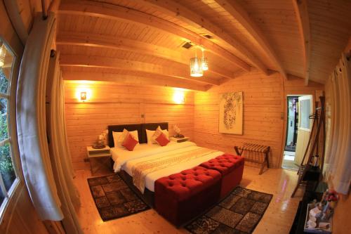 1 dormitorio con 1 cama grande en una habitación de madera en Severine Cottages and Lounge Ltd en Nairobi