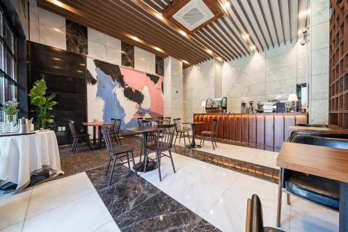a restaurant with tables and chairs and a counter at Hotel RU136 in Seoul