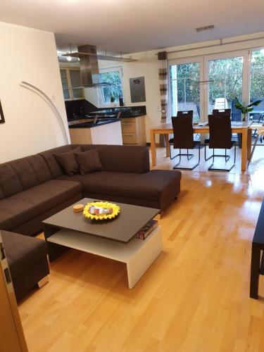 sala de estar con sofá marrón y mesa en Katjas Ferienwohnung, en Nittel