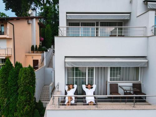 zwei Hunde stehen auf dem Balkon eines Hauses in der Unterkunft Wellness Hotel Villa Magdalena in Krapinske Toplice