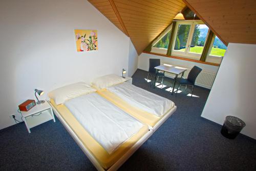 Ein Bett oder Betten in einem Zimmer der Unterkunft juhui Lenzerheide
